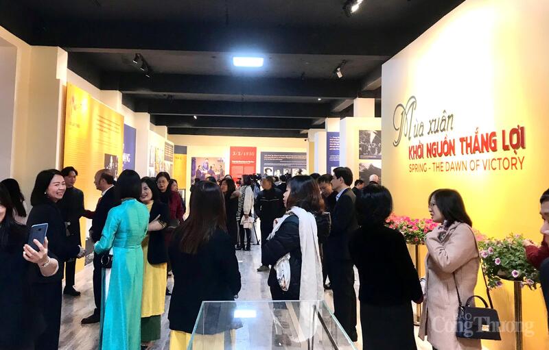 Trưng bày "Mùa Xuân - Khởi nguồn thắng lợi". Ảnh: Hoa Quỳnh