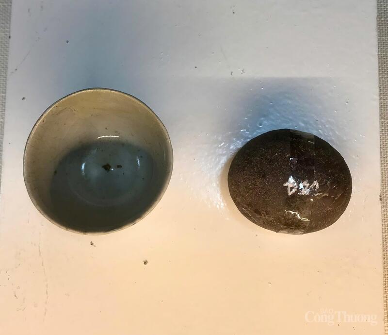 Chén Chủ tịch Hồ Chí Minh sử dụng trong thời gian Người ở hang Sống Mu, xã Hồng Việt, huyện Hoà An (Cao Bằng), năm 1942 và hòn đá Chủ tịch Hồ Chí Minh dùng tập luyện trong thời gian ở Pác Bó (Cao Bằng), năm 1941. Ảnh: Hoa Quỳnh