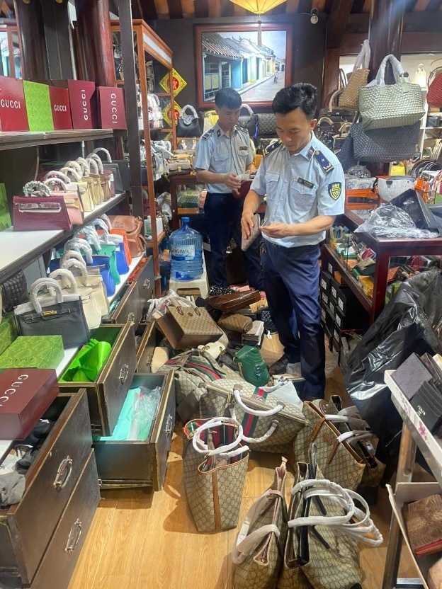 Gần 200 túi xách giả mạo các nhãn hiệu lớn bị phát hiện, buộc tiêu hủy. Ảnh: QLTT Đà Nẵng