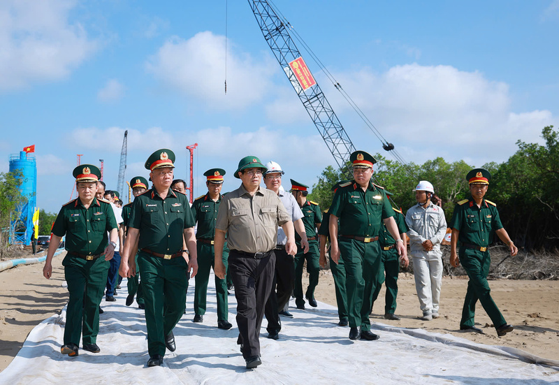 Thủ tướng Chính phủ Phạm Minh Chính kiểm tra tiến độ thi công tuyến giao thông ra đảo Hòn Khoai và Cảng tổng hợp lưỡng dụng Hòn Khoai. Ảnh: TTXVN