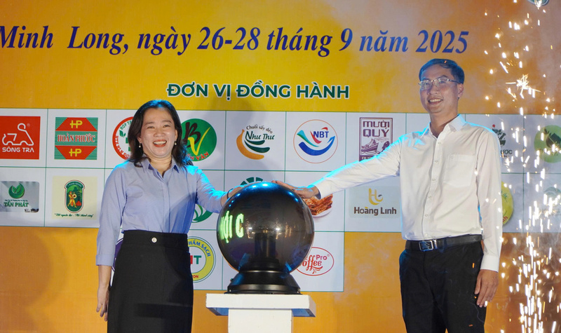 Việc ứng dụng công nghệ số trong quản lý chợ, kết hợp mô hình bán lẻ hiện đại như siêu thị mini, cửa hàng tiện lợi và điểm bán sản phẩm OCOP được xem là hướng đi quan trọng để mở rộng thị trường tiêu thụ. Ảnh: Trung tâm