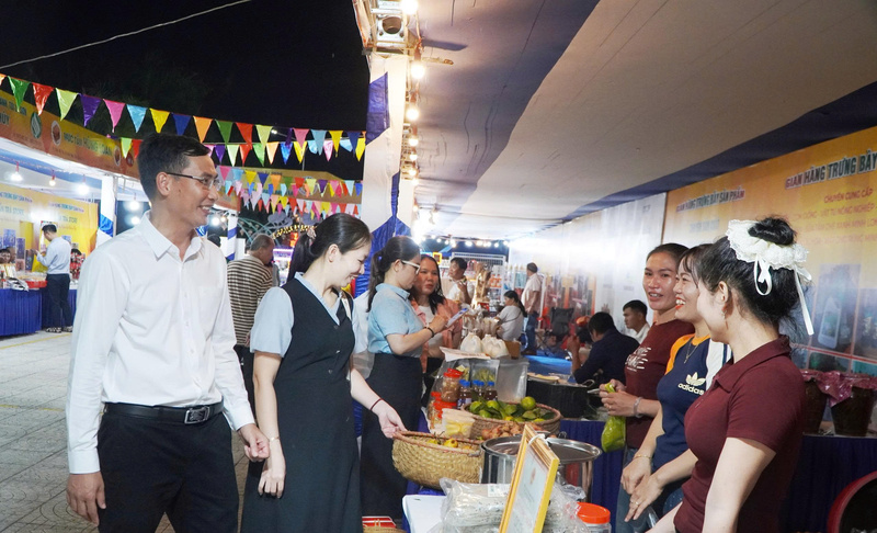 Các phiên chợ đưa hàng Việt Nam về nông thôn, miền núi đang phát huy hiệu quả quảng bá thương hiệu sản phẩm với thị trường nội địa. Ảnh: Trung tâm