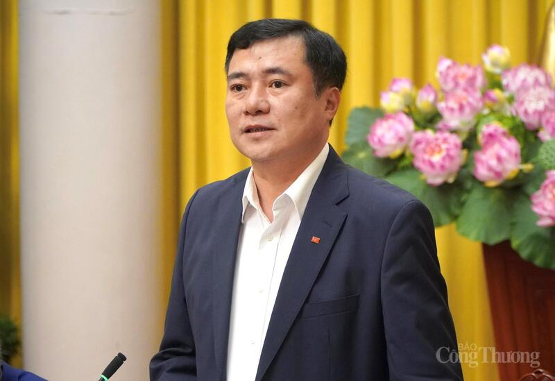 Theo Thứ trưởng Nguyễn Sinh Nhật T&acirc;n, Luật Thương mại điện tử được x&acirc;y dựng với nhiều nội dung mới, nổi bật. Ảnh: Minh Trang