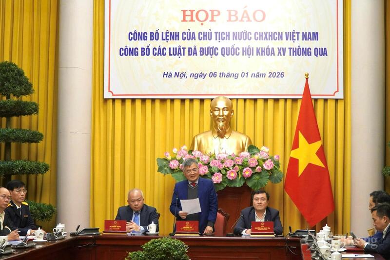 Phó Chủ nhiệm Văn phòng Chủ tịch nước Cấn Đình Tài chủ trì họp báo. Ảnh: Minh Trang