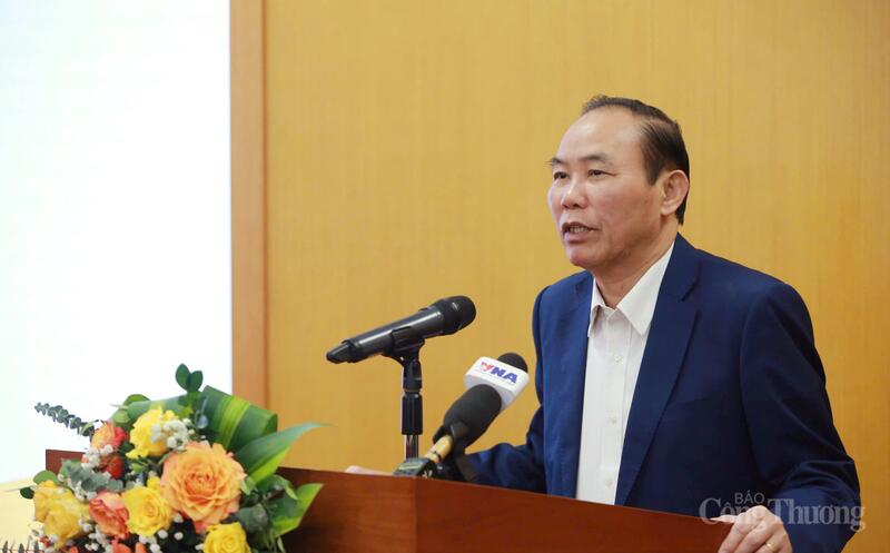Thứ trưởng Bộ Nông nghiệp và Môi trường Phùng Đức Tiến phát biểu tại họp báo. Ảnh N.H