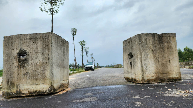 Dự án đường nối cầu Thạch Bích – Tịnh Phong được khởi công vào cuối năm 2019. Công trình có tổng mức đầu tư gần 700 tỷ đồng, chiều dài toàn tuyến 6,1km. Ảnh: Nguyễn Dương