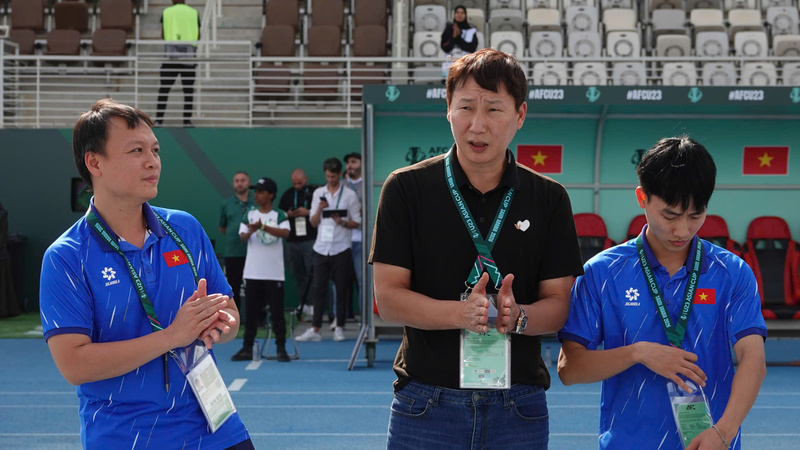 Huấn luyện viên Kim Sang Sik (giữa). Ảnh: Ted Trần TV, từ Saudi Arabia.