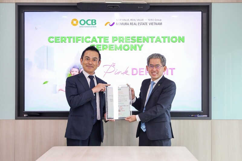 Ông Nobuaki Higashi – Tổng Giám đốc Nomura Real Estate Việt Nam nhận thư cảm ơn từ OCB với sự đồng hành cùng các sản phẩm xanh