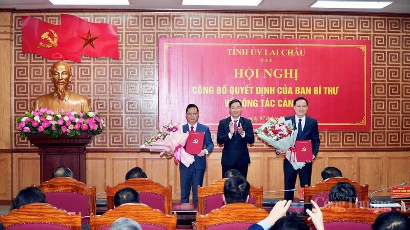 Đồng chí Nguyễn Thành Tâm, Uỷ viên Ban Chấp hành Trung ương Đảng, Phó Trưởng Ban Tổ chức Trung ương trao các Quyết định của Ban Bí thư cho hai đồng chí tân Phó Bí thư Tỉnh uỷ Lai Châu Nguyễn Tuấn Anh và Nguyễn Ngọc Vinh.