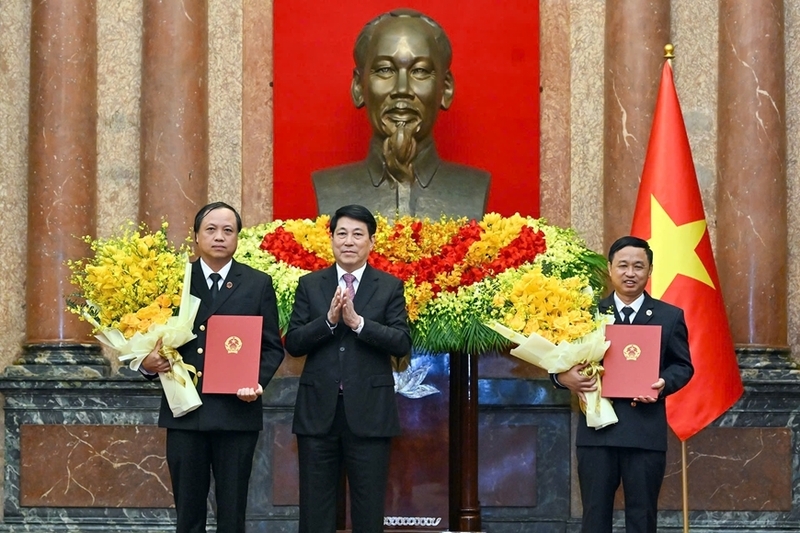 Chủ tịch nước Lương Cường trao Quyết định bổ nhiệm Phó Chánh án Tòa án Nhân dân tối cao đối với các đồng chí Lê Tiến và Nguyễn Biên Thùy. Ảnh: qdnd.vn