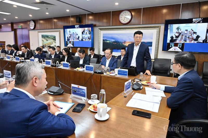 Chủ tịch HĐTV NSMO Nguyễn Đức Cường báo cáo Quyền Bộ trưởng Bộ Công Thương Lê Mạnh Hùng cùng đoàn công tác về công tác vận hành hệ thống điện và thị trường điện trong năm 2025 vào chiều 29/12/2025