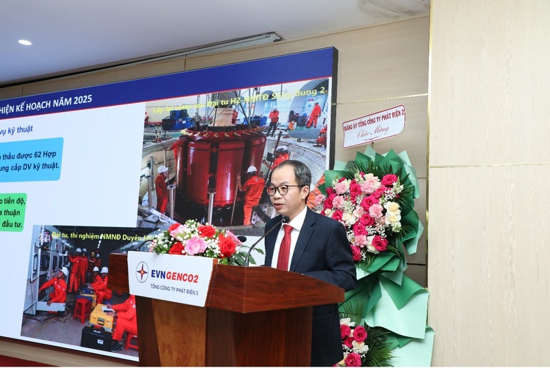 Đồng chí Cao Huy Bảo, Phó Bí thư Đảng ủy, Thành viên HĐQT, TGĐ AVC báo cáo tại Hội nghị. Ảnh: Bình An