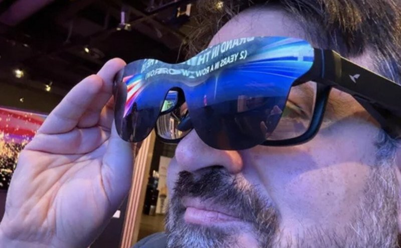 TCL giới thiệu kính đeo mắt RayNeo Air Pro 4. Ảnh: CNN