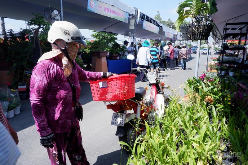 Hoạt động mua bán hoa kiểng diễn ra sôi nổi, nối dài hiệu ứng tích cực từ lễ hội hoa của địa phương. Ảnh: Minh Anh.