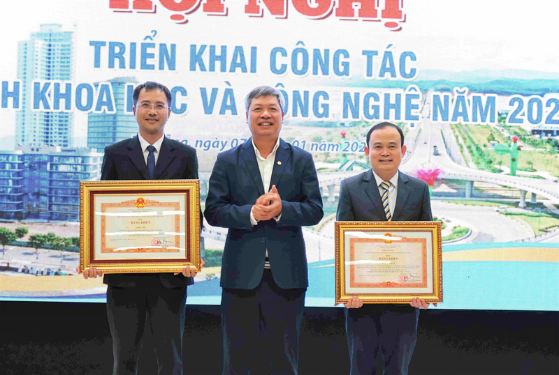 Ông Hồ Quang Bửu - Phó Chủ tịch UBND TP. Đà Nẵng trao bằng khen của Thủ tướng Chính Phủ tặng 2 cá nhân có thành tích xuất sắc. Ảnh: Diễm Phúc