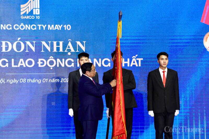 Thay mặt lãnh đạo Đảng, Nhà nước, Thủ tướng Phạm Minh Chính đã trao tặng Huân chương Lao động hạng Nhất cho Tổng công ty May 10