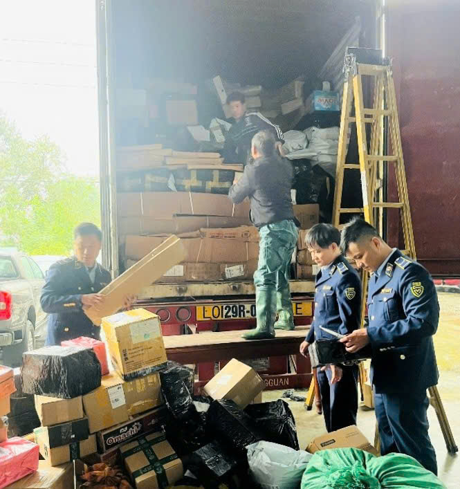 Các lực lượng chức năng thành phố Huế tăng cường, phối hợp trong công tác chống hàng giả, hàng lậu, đặc biệt là trên khâu lưu thông, vận tải hàng hoá. Ảnh: Nguyễn Tuấn