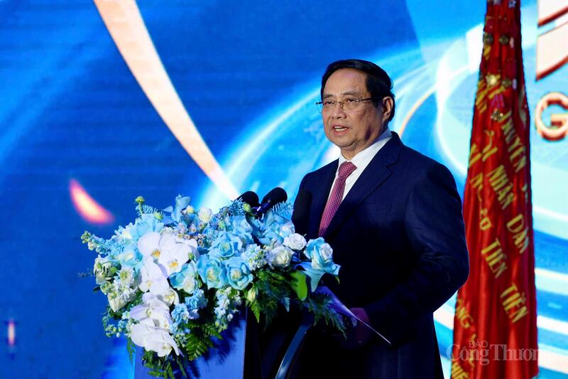 Thủ tướng Phạm Minh Chính chúc mừng các kết quả của tập thể cán bộ, người lao động May 10 đã đạt được trong 8 thập kỷ qua, đặc biệt là trong năm 2025
