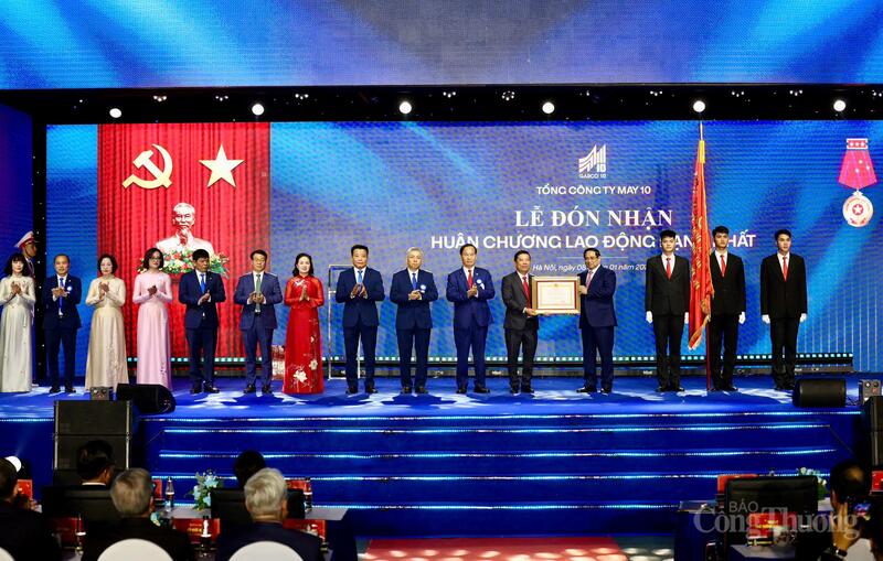 Thủ tướng trao tặng Huân chương Lao động hạng Nhất cho Tổng công ty May 10