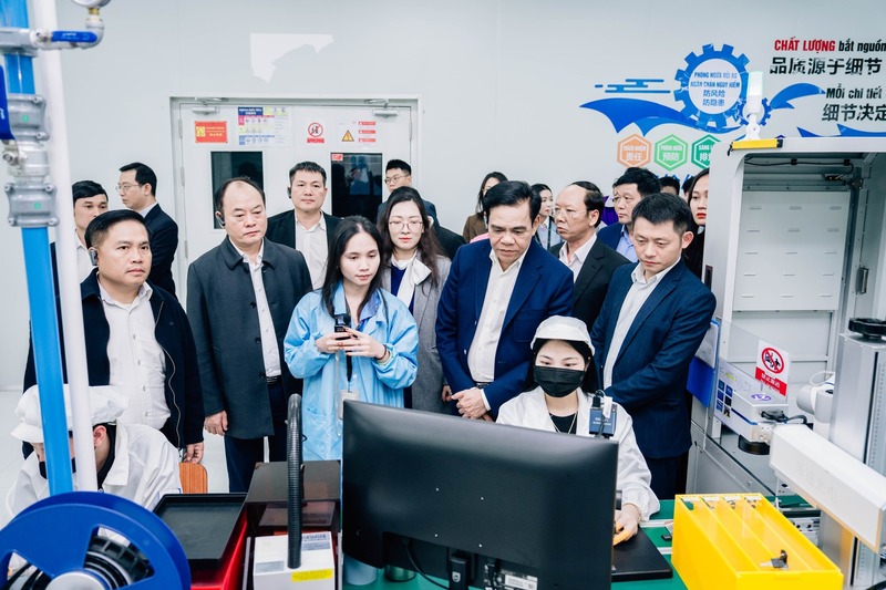 Chủ tịch UBND tỉnh Nghệ An Võ Trọng Hải cùng lãnh đạo các sở, ngành, đơn vị tham quan, động viên doanh nghiệp đẩy mạnh sản xuất kinh doanh. Ảnh: Thu Huyền
