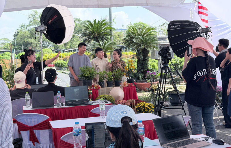 Một phiên livestream bán hoa, cây cảnh tại Đồng Tháp. Ảnh: Minh Anh