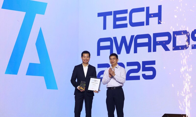 Ông Võ Thanh Hải, Trưởng Ban Thương hiệu và Truyền thông, Tập đoàn Viettel (trái) nhận giải - Ảnh: Thùy Vân