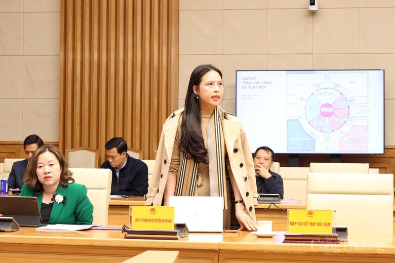 Đại diện Trung tâm Triển lãm Quốc gia Việt Nam chia sẻ. Ảnh: Đỗ Nga