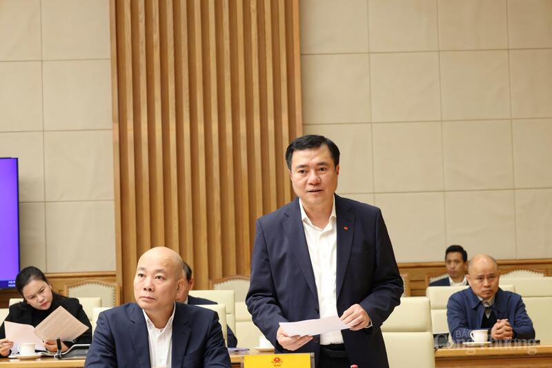 Thứ trưởng Bộ Công Thương Nguyễn Sinh Nhật Tân phát biểu tại cuộc họp. Ảnh: Đỗ Nga