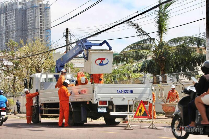 Các cán bộ Công ty Điện lực Gia Lai sửa chữa lưới điện hư hỏng.