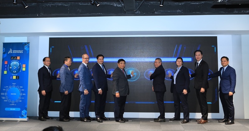 Phó Thủ tướng Nguyễn Chí Dũng và các đại biểu bấm nút khai trương Trung tâm R&D, Trung tâm xuất sắc về AI và bản sao số