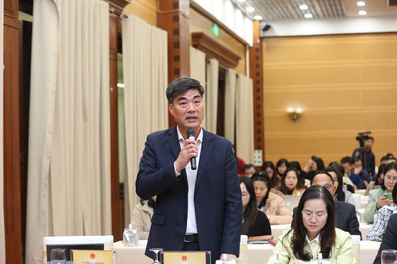 Ông Nguyễn Trí Đức - Chánh Văn phòng, Người phát ngôn Bộ Xây dựng trả lời câu hỏi của phóng viên tại họp báo. Ảnh: VGP/Minh Khôi