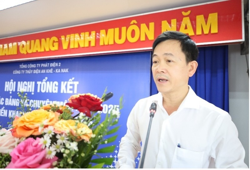 Đồng chí Nguyễn Minh Khứ, Bí thư Đảng ủy, Giám đốc Công ty báo cáo kết quả thực hiện nhiệm vụ năm 2025, phương hướng công tác năm 2026. Ảnh: Thu Hoài