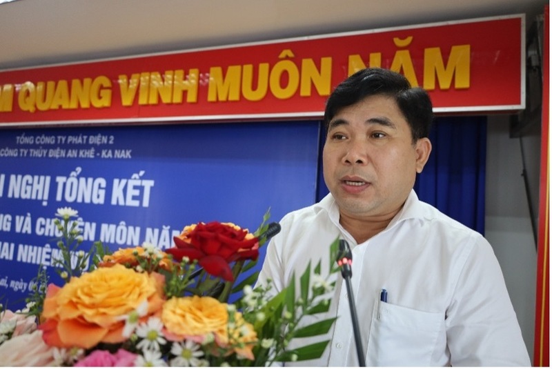 Đồng chí Nguyễn Thành Sơn, Phó Bí thư Đảng ủy, Phó Giám đốc, Chủ tịch Công đoàn Công ty phát biểu tại hội nghị