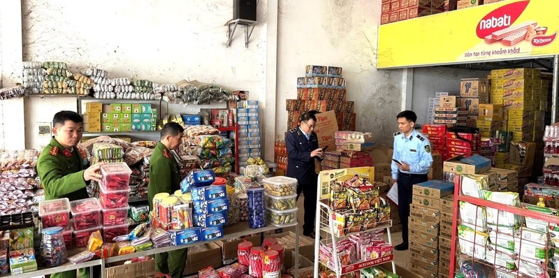 Đội Quản lý thị trường số 6 tăng cường phối hợp với lực lượng chức năng tỉnh Sơn La kiểm tra, kiểm soát thị trường dịp trước, trong và sau tết Nguyên đán. Ảnh: Danh phúc