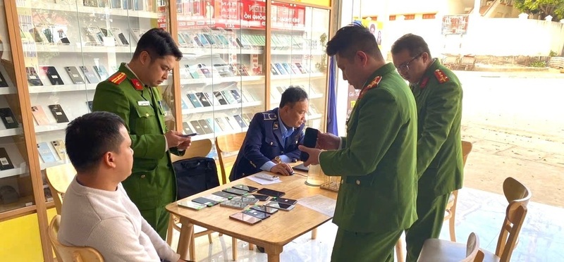 Lực lượng chức năng tỉnh Sơn La kiểm tra, hộ kinh doanh điện thoại di động của ông Đ.N.L, tại Bản Hua Mường, xã Sốp Cộp. Ảnh: Danh phúc