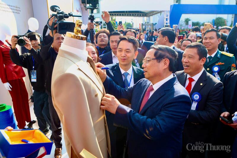 Thủ tướng Phạm Minh Chính đề bút ký lưu niệm vào sản phẩm áo veston của May 10