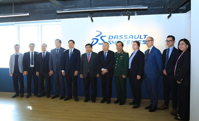 Các đại biểu dự khai trương Trung tâm R&D, Trung tâm xuất sắc về AI và bản sao số