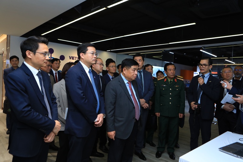 Phó Thủ tướng Nguyễn Chí Dũng và các đại biểu tham quan Trung tâm R&D, Trung tâm xuất sắc về AI và bản sao số