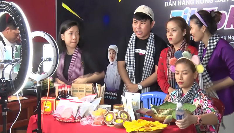 Livestream và thương mại điện tử trở thành công cụ đắc lực giúp nông sản địa phương vượt qua các rào cản phân phối truyền thống. Ảnh chụp màn hình.