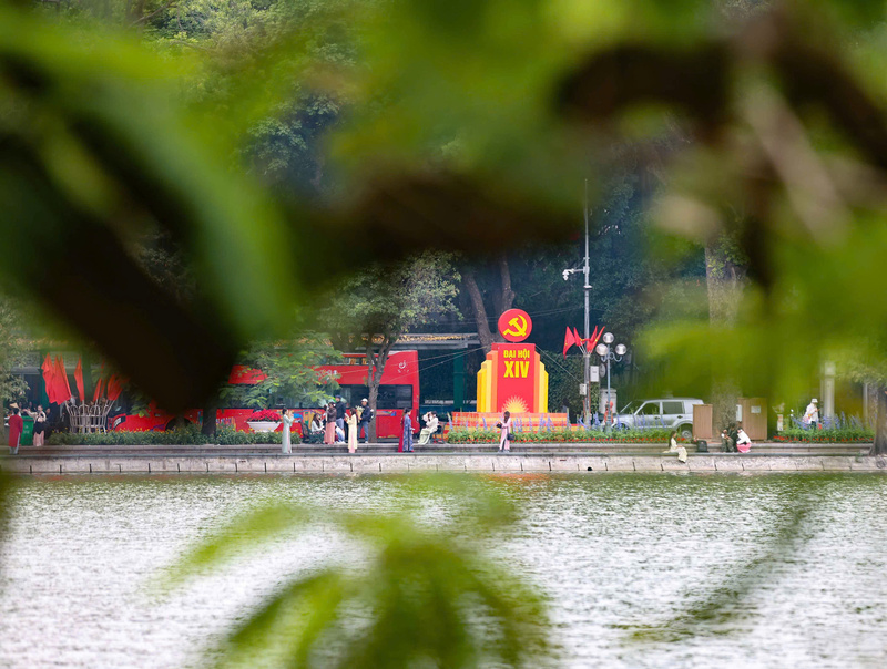 Biểu trưng Đại hội Đảng XIV hiện lên từ xa bên hồ Hoàn Kiếm, nổi bật giữa không gian xanh, góp phần tạo nên điểm nhấn tuyên truyền hài hòa trong cảnh quan đô thị trung tâm Thủ đô.