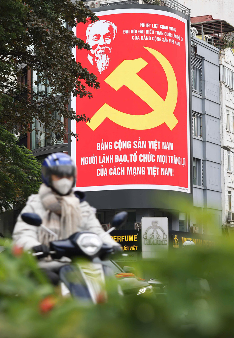 Pano tuyên truyền Đại hội Đảng XIV tại một nút giao trung tâm Thủ đô, hòa vào không gian đô thị hiện đại và nhịp sống thường ngày của người dân Hà Nội.