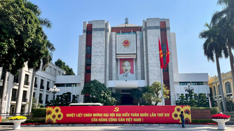 Khu vực trụ sở UBND TP Hà Nội được trang hoàng trang trọng chào mừng Đại hội đại biểu toàn quốc lần thứ XIV của Đảng.