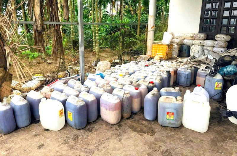 Xác minh ban đầu có khoảng 1,57 tấn; mỡ heo đã qua sử dụng khoảng 0,39 tấn/15 can và số nhớt đã qua sử dụng (chất thải nguy hại) khoảng 100kg/4 can. Ảnh: CA xã Phước Giang