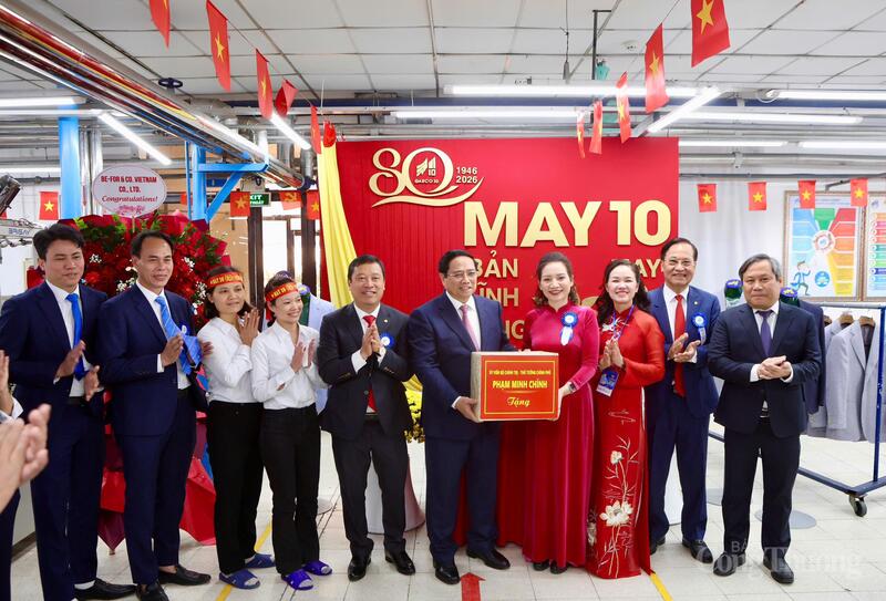 Thủ tướng Phạm Minh Chính thăm và tặng quà cho cán bộ, người lao động Xí nghiệp may Veston Hà Nội