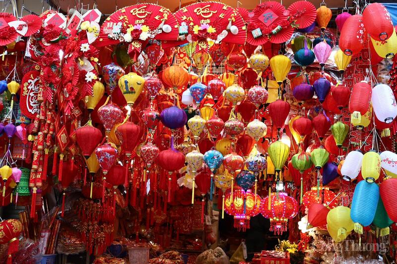 Con phố nhỏ giữa lòng khu phố cổ Hà Nội bừng sáng bởi sắc đỏ, vàng của đèn lồng, câu đối, phong bao lì xì và vô vàn món đồ trang trí Tết.Nổi bật là linh vật ngựa - biểu tượng của năm Bính Ngọ.