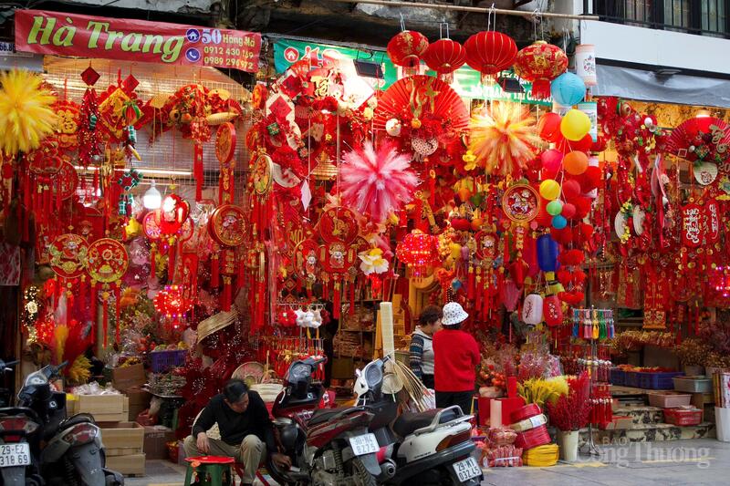 Dưới làn gió se lạnh của những ngày cuối năm, phố Hàng Mã khoác lên mình tấm áo rực rỡ hiếm nơi nào có được.Con phố nhỏ giữa lòng khu phố cổ Hà Nội bừng sáng bởi sắc đỏ, vàng của đèn lồng, câu đối, phong bao lì xì và vô vàn món đồ trang trí Tết.Nổi bật là linh vật ngựa - biểu tượng của năm Bính Ngọ.