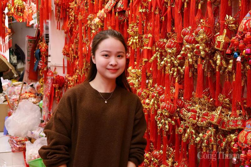 Chị Phạm Phương Nhung, 23 tuổi (Hải Phòng) cho biết, dịp Tết năm nay, gia đình chị kinh doanh đồ trang trí nên chị trực tiếp lên phố Hàng Mã nhập hàng về bán. Theo chị Nhung, giá năm nay ở mức hợp lý, dễ nhập buôn hơn so với năm trước. Chị nhận định: “Các loại mành, câu đối, khánh chúc mừng năm mới hay tượng thần tài vẫn được nhiều người quan tâm, năm nay khả năng vẫn bán tốt”.Cùng với đồ trang trí, các loại hộp đựng quà Tết cũng phong phú về mẫu mã, được bán với mức giá từ 70.000 đến 150.000 đồng.Ảnh: Phương Hà