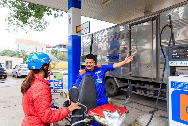 Nhân viên Petrolimex phục vụ khách hàng mua xăng dầu