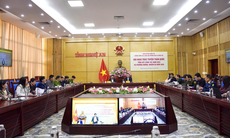 Ông Phùng Thành Vinh - Phó Chủ tịch UBND tỉnh, Phó Trưởng ban Thường trực Ban Chỉ đạo 389 tỉnh và ông Phạm Văn Hóa - Giám đốc Sở Công Thương tỉnh chủ trì hội nghị tại điểm cầu Nghệ An