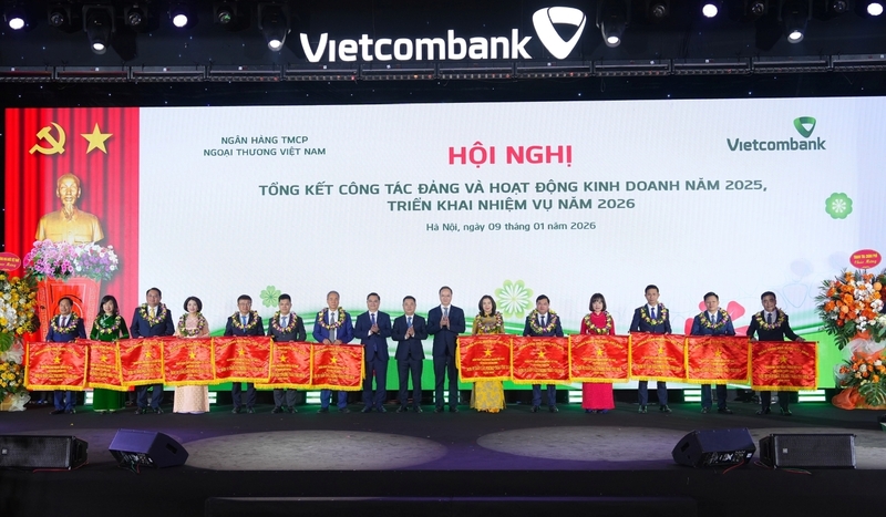 Trao Cờ thi đua của Ngân hàng Nhà nước cho đại diện 13 chi nhánh Vietcombank có thành tích xuất sắc, dẫn đầu phong trào thi đua ngành ngân hàng. Ảnh: Quỳnh Trang